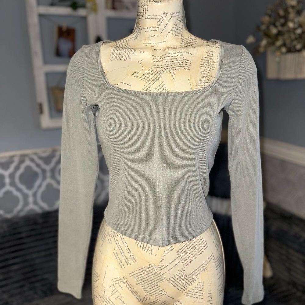 Hollister Gray Long Sleeve Crop Top